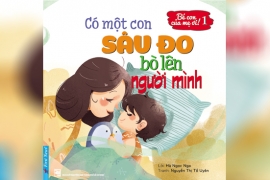 Bé con của mẹ ơi! Có một con sâu đo bò lên người mình